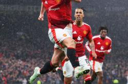 开云体育在线-曼联签下拉维奇，加强中场实力