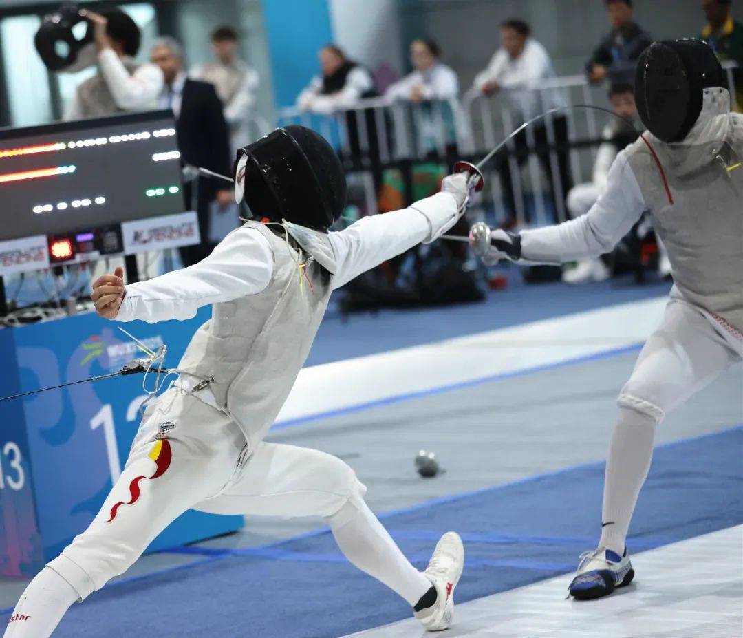 卡塔尔击剑选手夺得金牌，实力全开