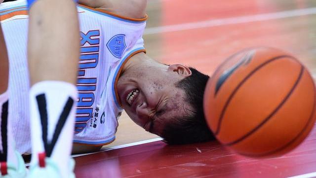 重伤倒地不放弃，球队晋级决赛