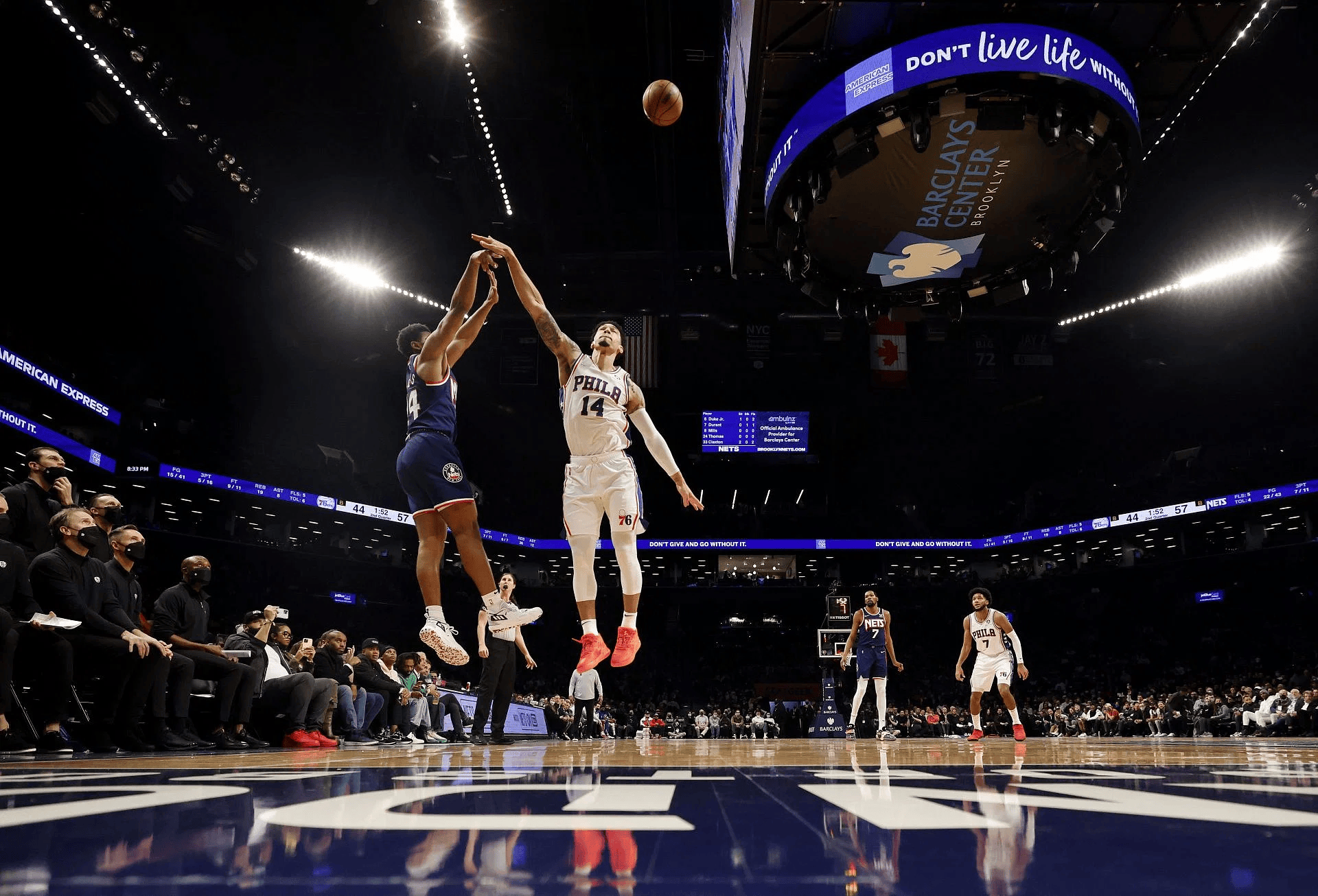 篮网险胜独行侠,主场势均力敌 篮网险胜独行侠,主场势均力敌