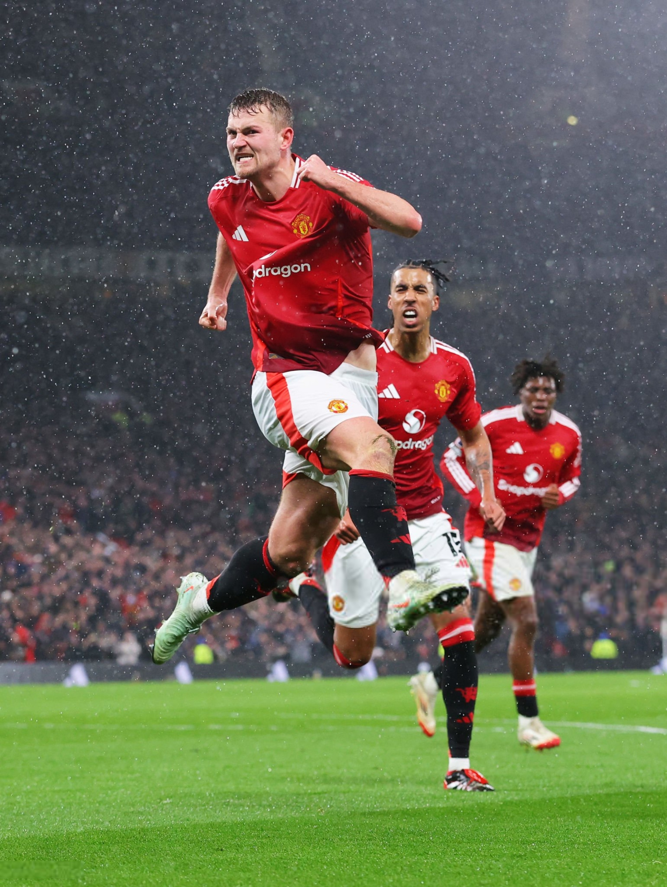 曼联签下拉维奇,加强中场实力 曼联签下拉维奇,加强中场实力