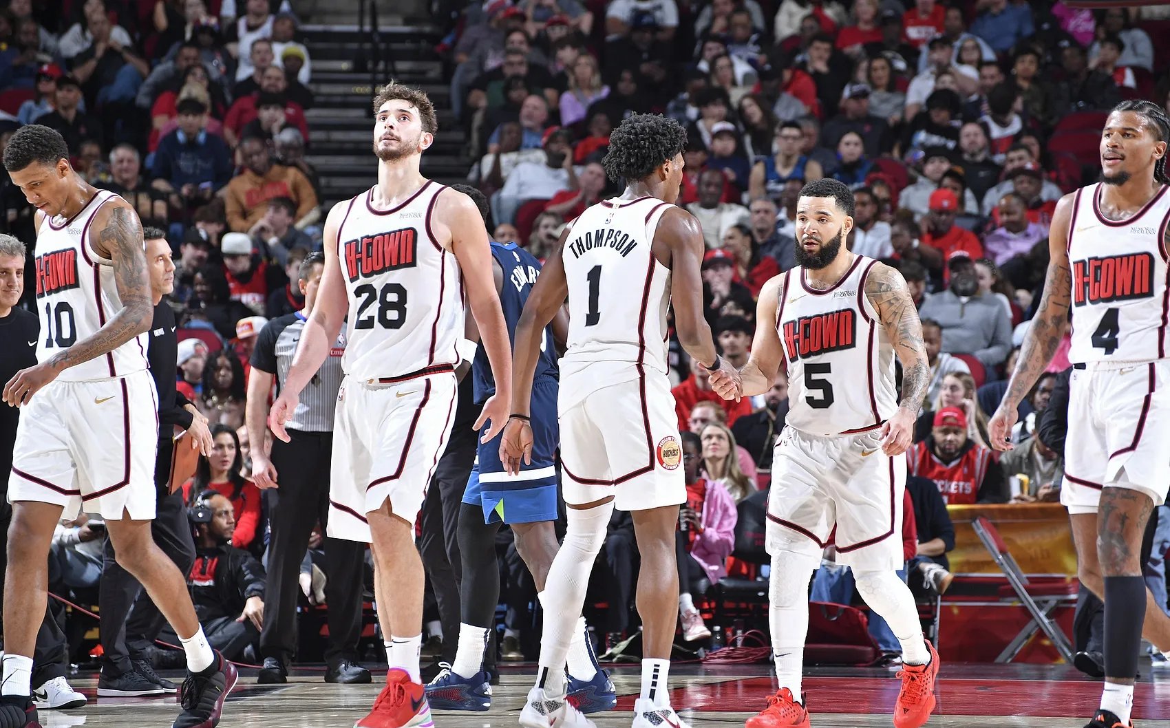 爵士客场轻取活塞，取得关键胜利